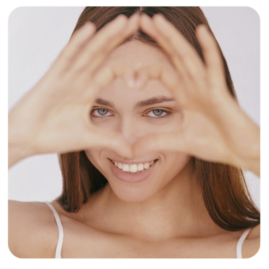 EYE HEALTH SUPPORT ICON JUNOVU HAPPY WOMAN FOCUSING HER EYES 